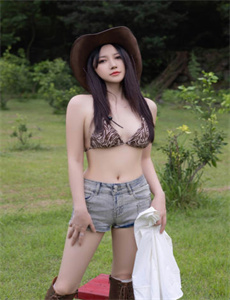 蒙眼小妹手口并用